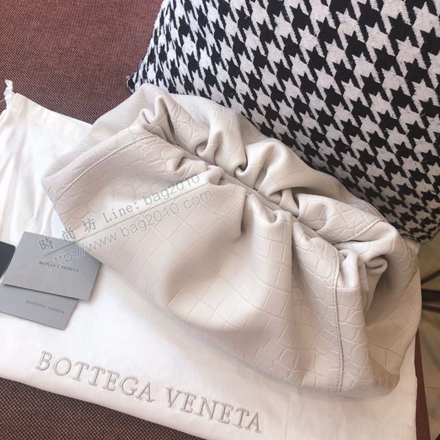 Bottega Veneta女包 寶緹嘉steny包 19新款BV鱷魚紋大號雲朵包 米白色  gxz1094